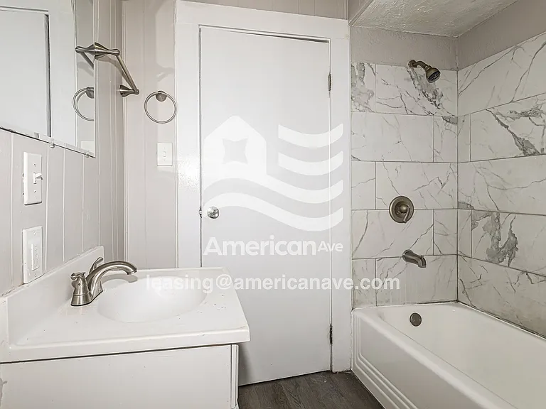 1432598_009_main_bathroom_9.jpg