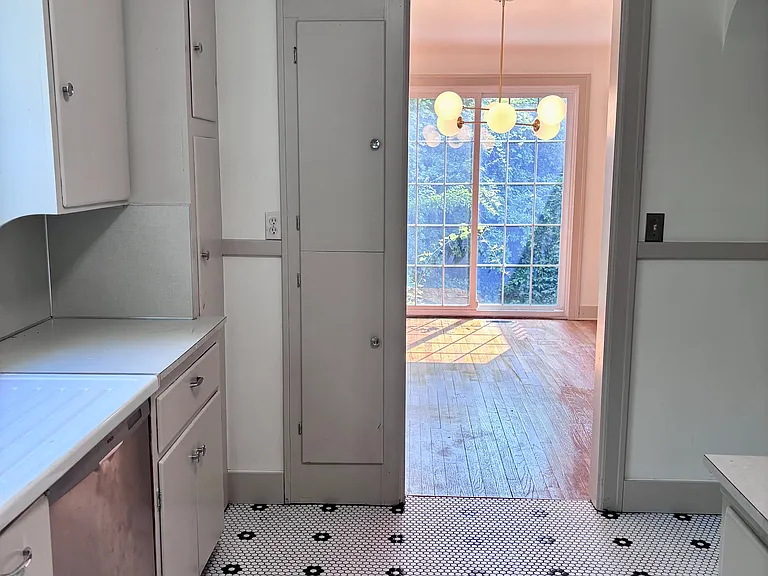 906 Pauline Blvd — Photo 4