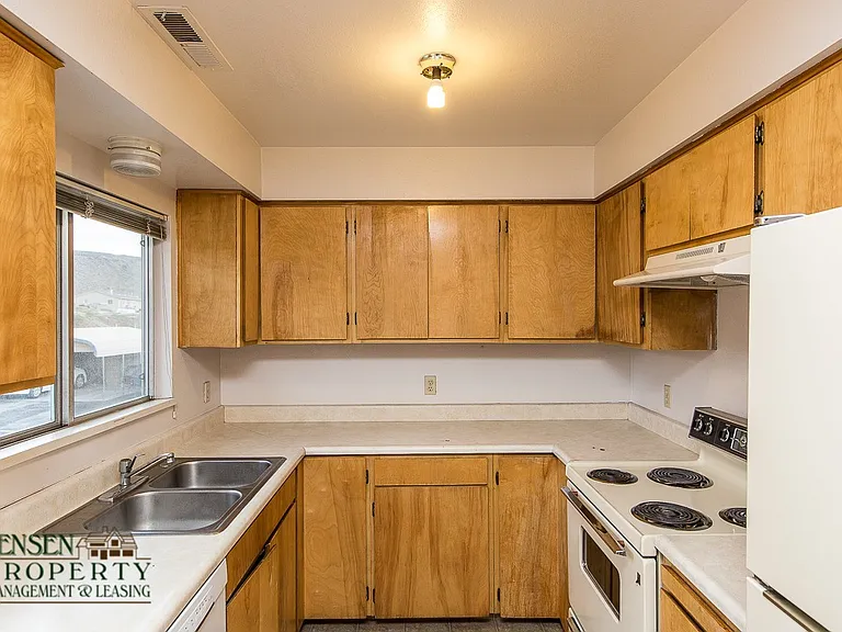 1163 W 540 N — Photo 10
