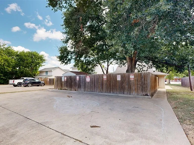 1724 Boardwalk Ct — Photo 38