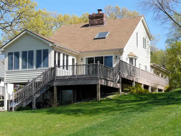 1293 Holiday Dr, Sandwich, IL 60548