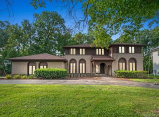 22875 Coventry Woods Ln, Southfield, MI 48034