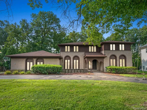 22875 Coventry Woods Ln, Southfield, MI 48034