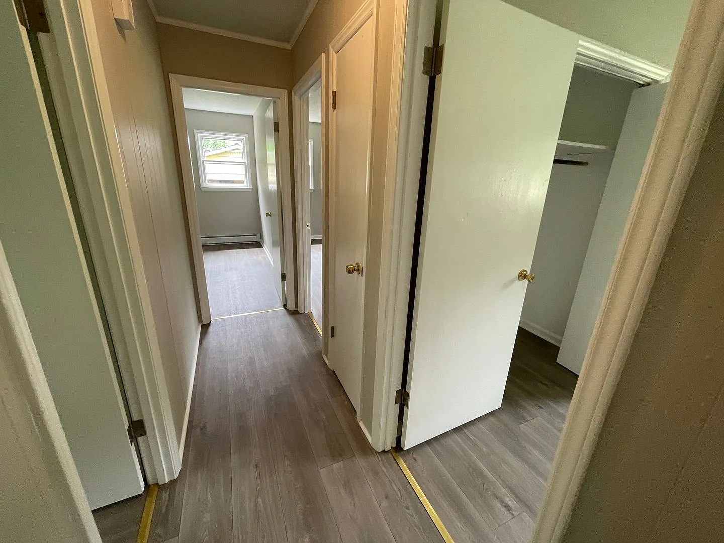 3 bedroom 1 bath brick ranch house. — Photo 4