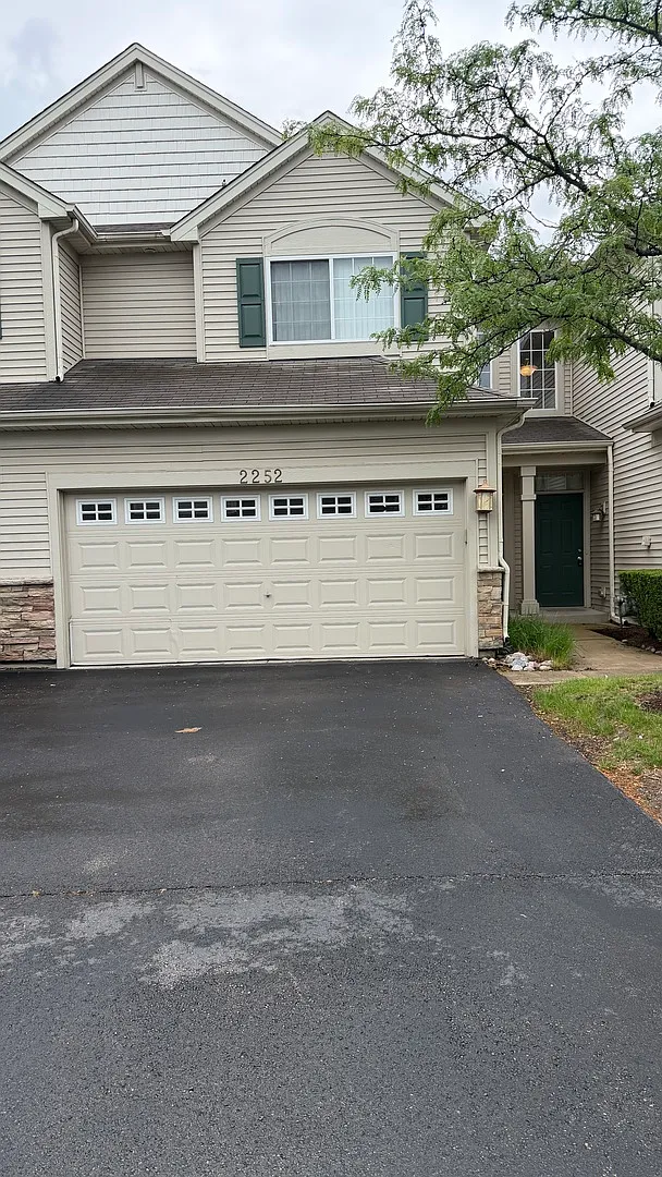3 bed, 2.5 bath, 1310 sqft, $2,400 — Photo 1