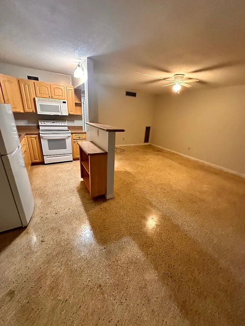 305 E. Dakin Ave - Unit 11 — Photo 4