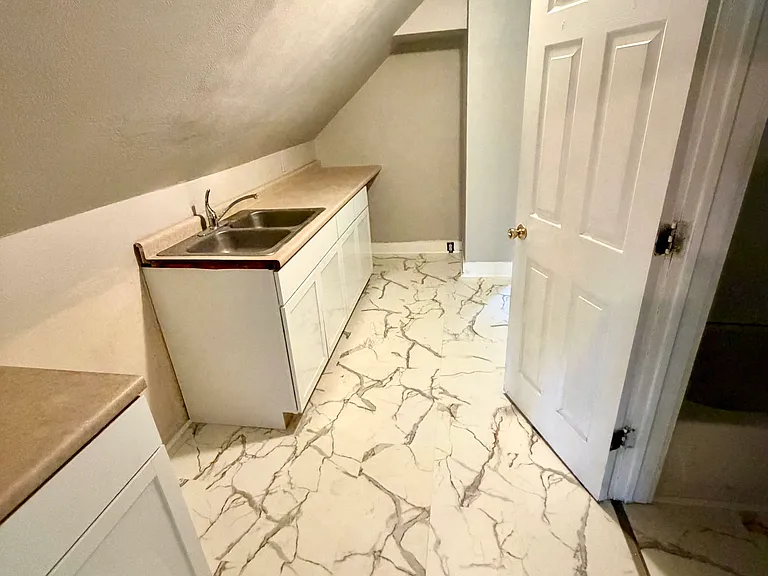 516 E 3rd St #2 — Photo 5