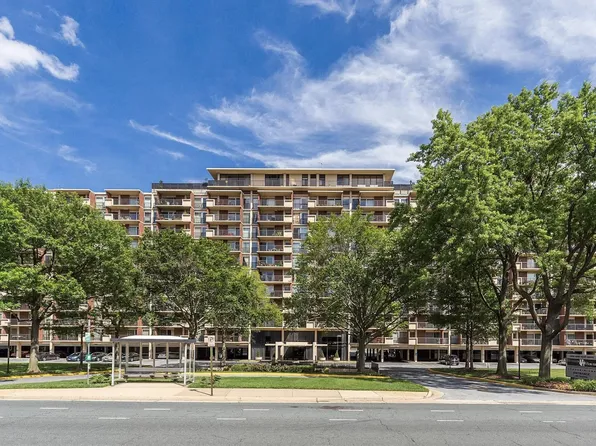 1300 Army Navy Dr, Arlington, VA