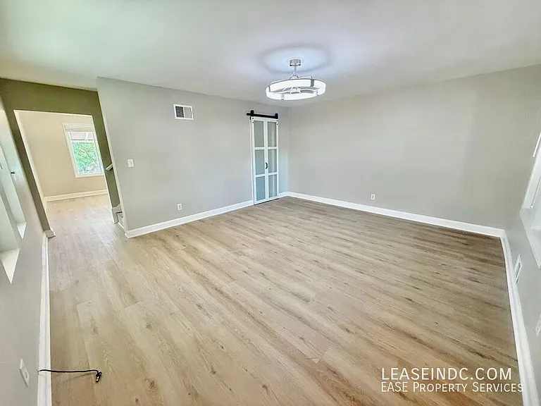 733 Crittenden St NE — Photo 3