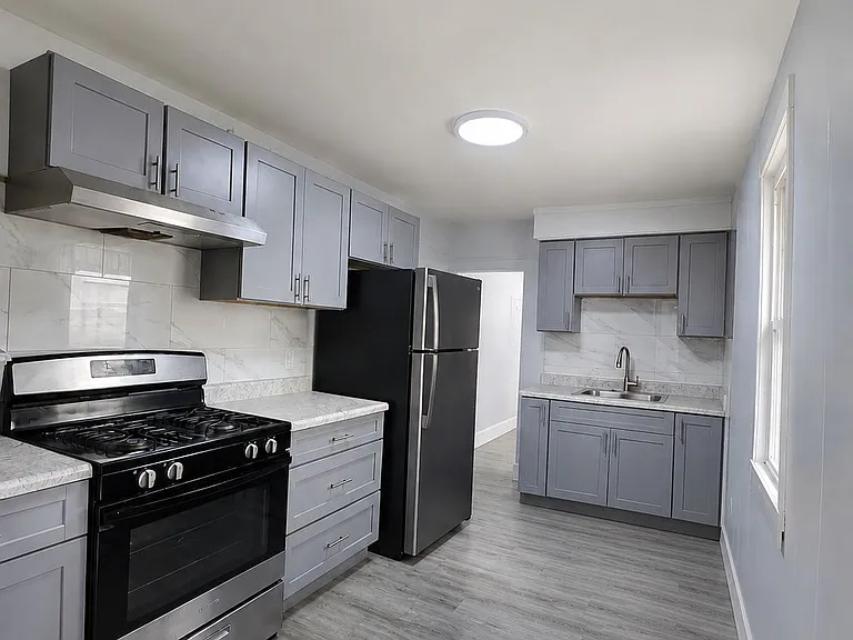 1313 Birch St — Photo 3