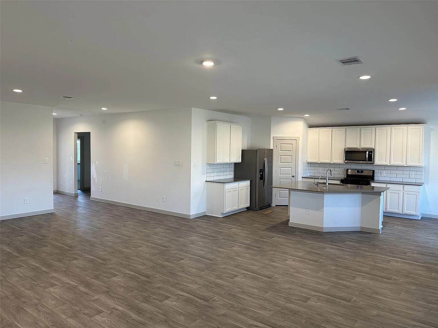 4 bed, 2.0 bath, 2132 sqft, $2,399 — Photo 2