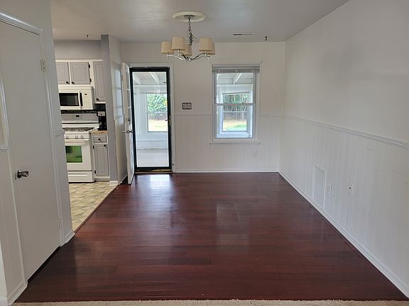 5th image of 3726 Burr Ln