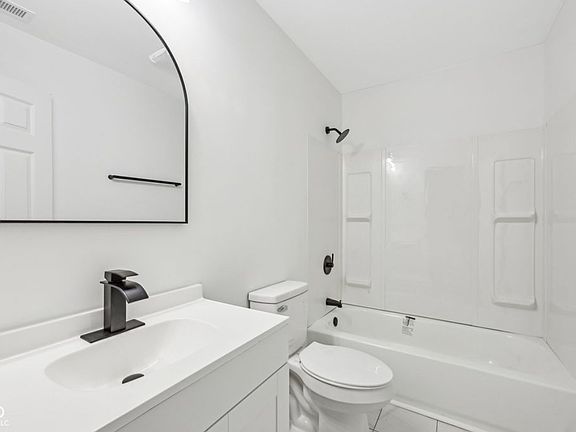 3rd image of 2126 N Kenyon St
