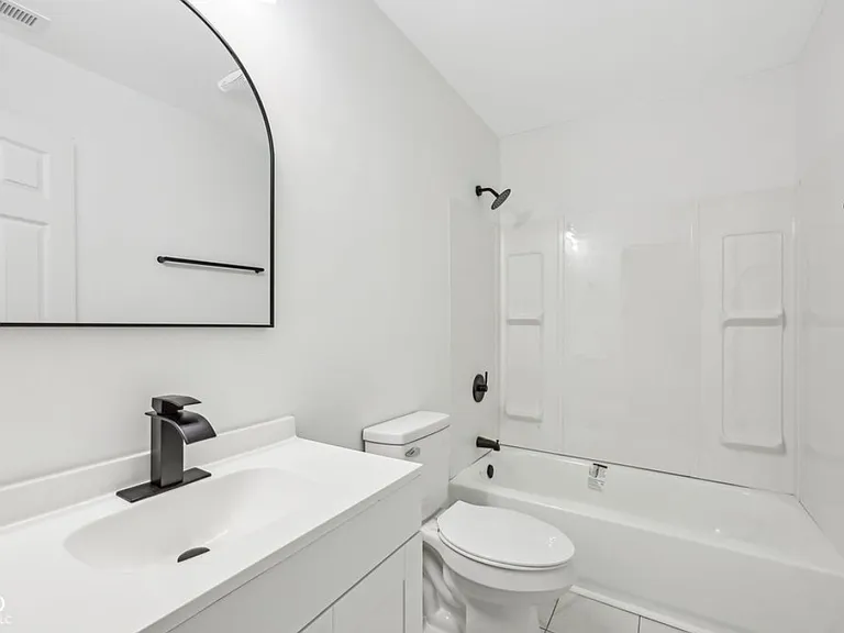 2126 N Kenyon St — Photo 3