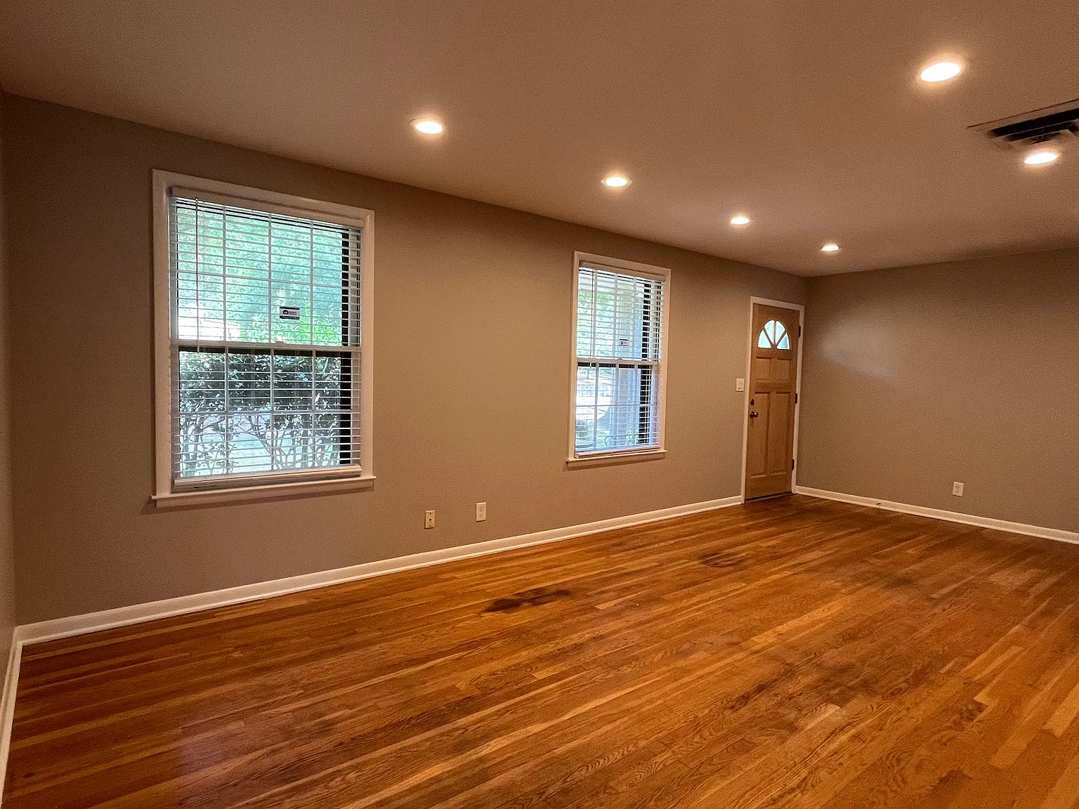 3 bed, 1690 sqft, $2,400 — Photo 2