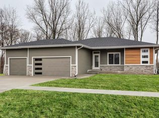 5735 Sunburst Dr, Pleasant Hill, IA 50327