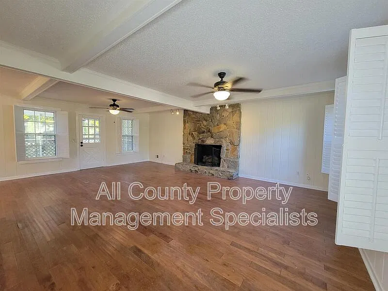 3 bed, 2.0 bath, 2050 sqft, $2,300 — Photo 2