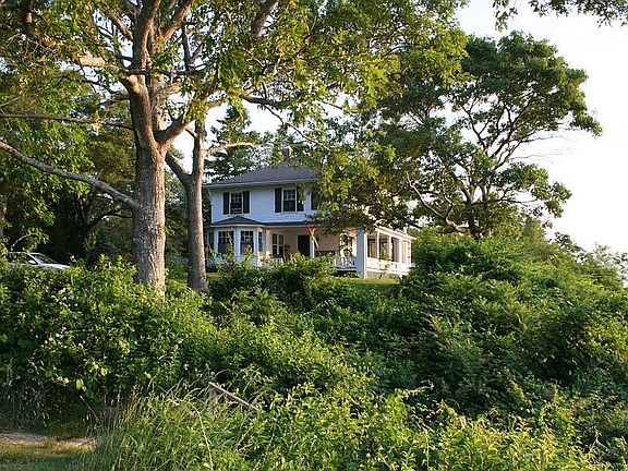 4th image of 157 Manomet Ave