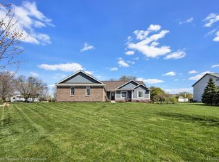 109 Persimmon Dr, Oxford, MI