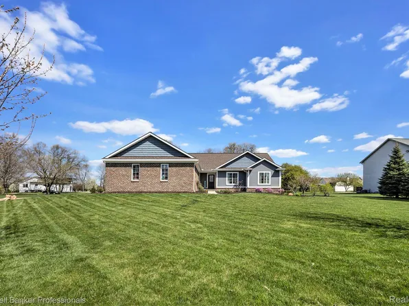 109 Persimmon Dr, Oxford, MI 48371