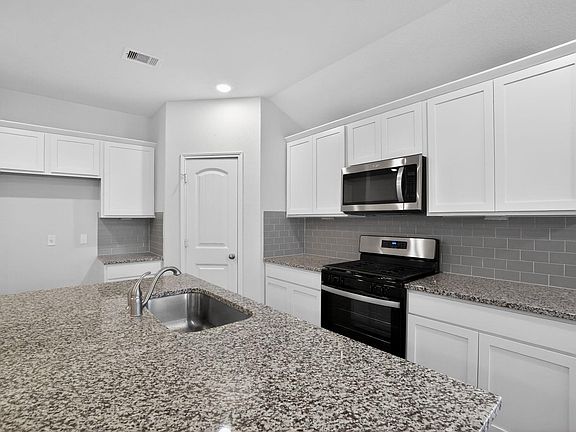 5th image of 206 Addison Pl