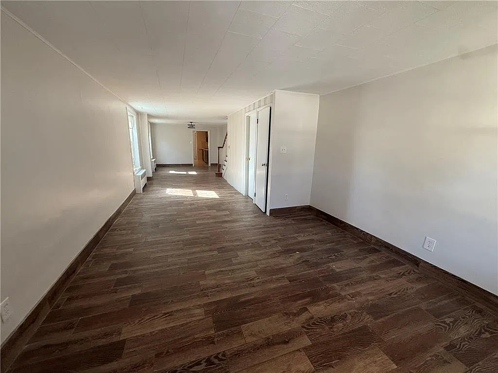 3 bed, 1.0 bath, 1399 sqft, $1,900 — Photo 2