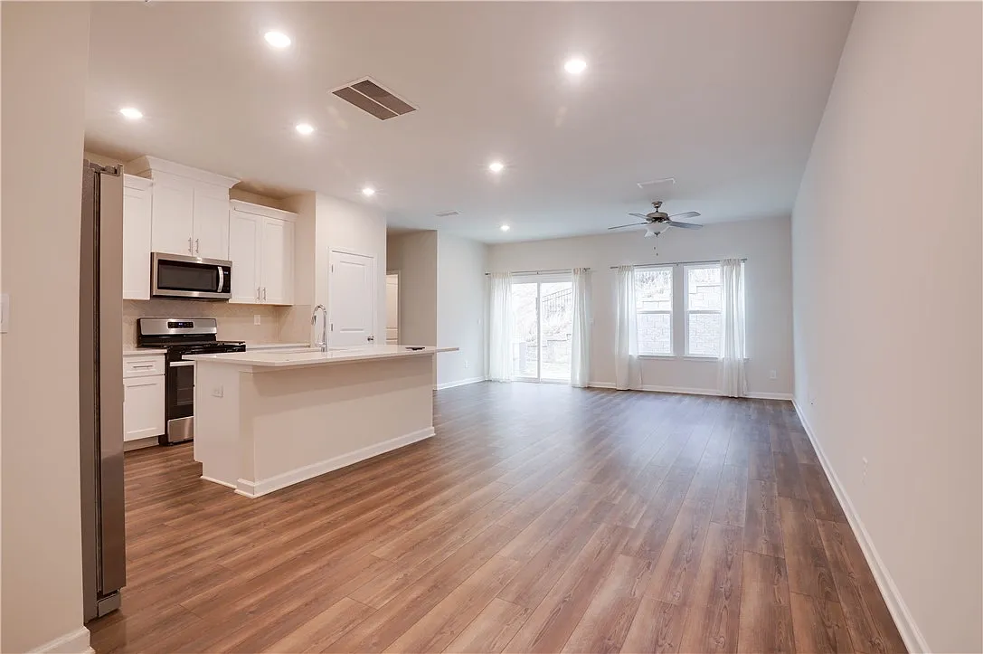 3 bed, 1650 sqft, $1,895 — Photo 2