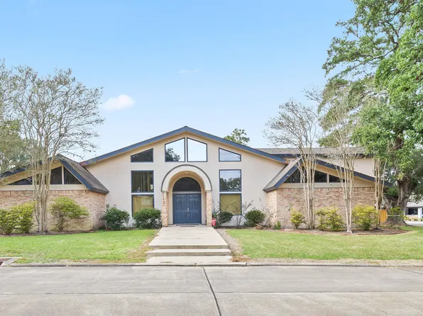 16 Duperier Oaks Dr, New Iberia, LA 70563