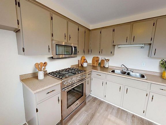 4th image of 255 Thames St N #14