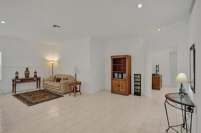 5th image of 1028 Silktree Ln
