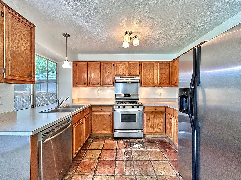 806 Minturn Ln — Photo 10