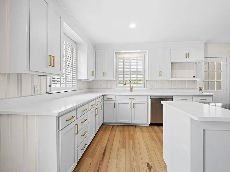2421 Westwood Dr — Photo 2