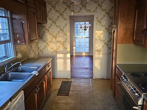5th image of 846 Sherman Oaks Dr