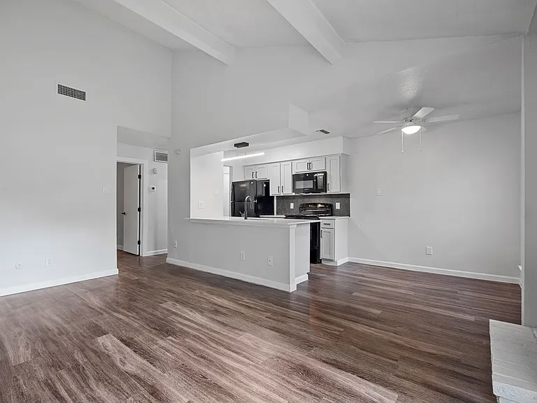 Oakline Apartments — Photo 16