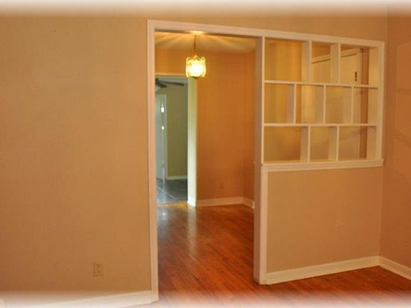 3rd image of 4933 Holmes Dr