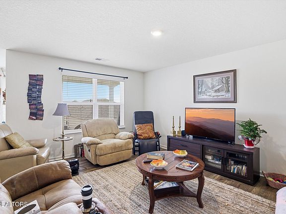 4th image of 1237 Cole Dr