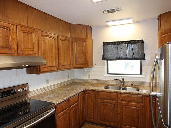 4th image of 1001 N Lea Ave