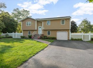 17 Nottingham Drive, Wheatley Heights, NY 11798