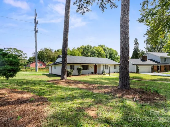 6526 Woodfield Dr, Charlotte, NC 28215