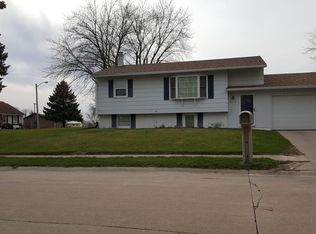 4006 Cresthill Dr, Davenport, IA 52806