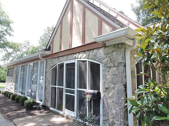 4th image of 210 N Hume Ave