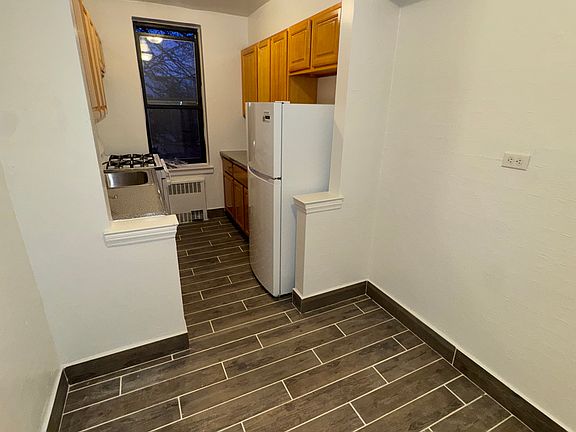 3rd image of 140-66 Burden Cres #5J
