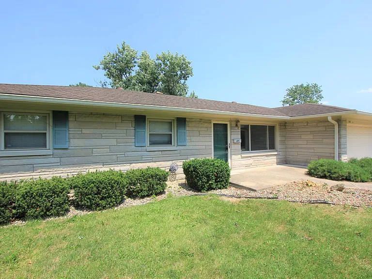 513 Thorne Dr — Photo 4