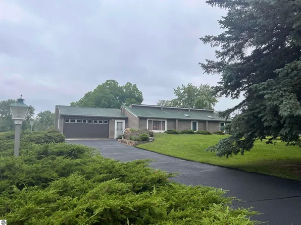 81 Lantern Hill Dr, Mount Pleasant, MI 48858
