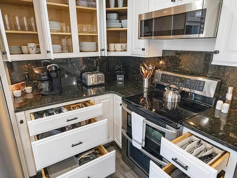Fully stocked kitchen!