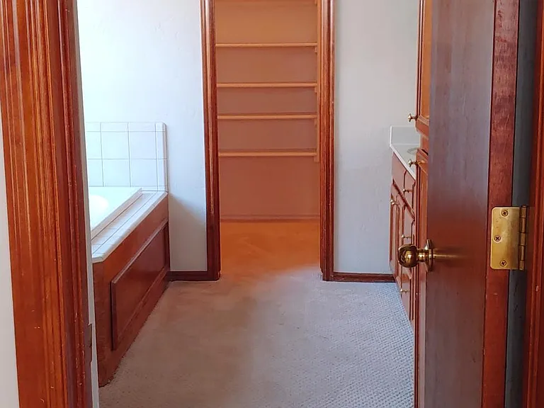 1001 Oak Creek Dr — Photo 6