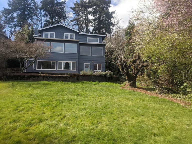 7010 SW Brier Pl — Photo 1
