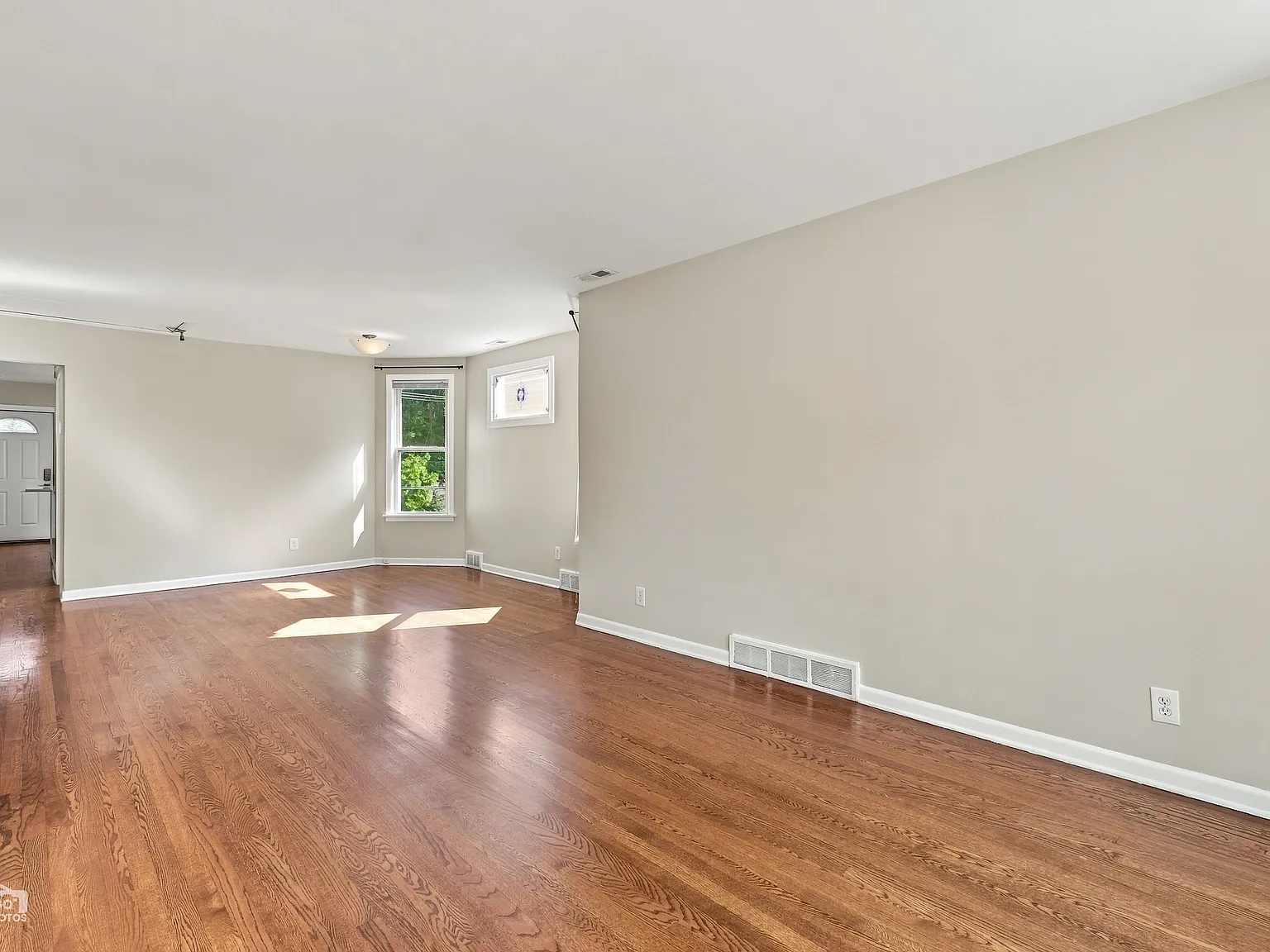 2 bed, 900 sqft, $2,300 — Photo 2