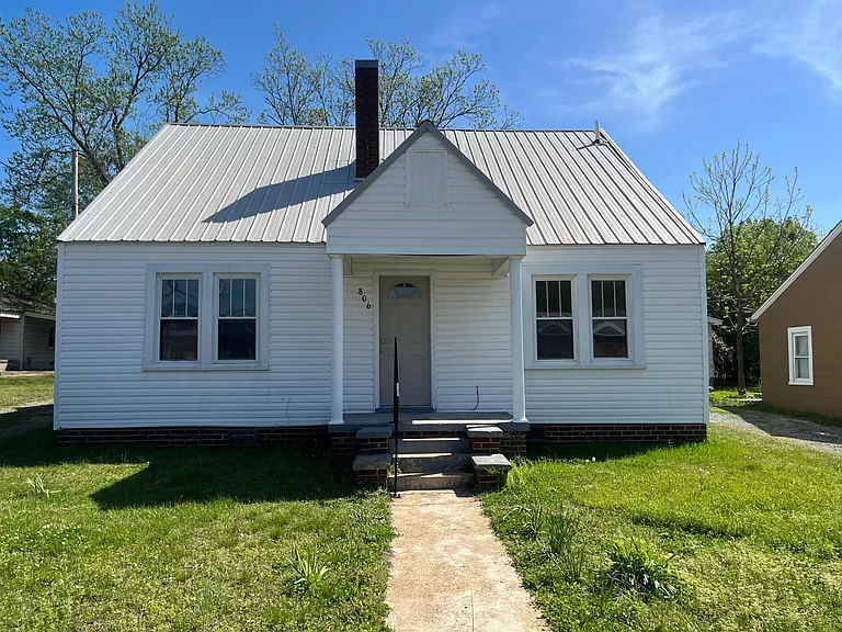 806 E Laurel St — Photo 1
