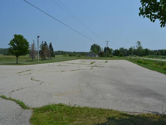 The parking lot is to the side of the main pro shop building.  Plenty of space for visitors to park.  The area is completed with asphalt. 